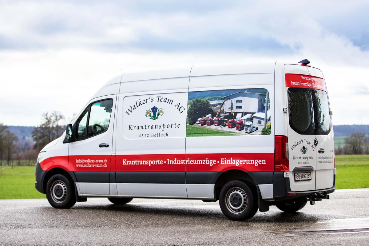 Mercedes Sprinter Lieferwagen Außenansicht mit Walker's Team Branding