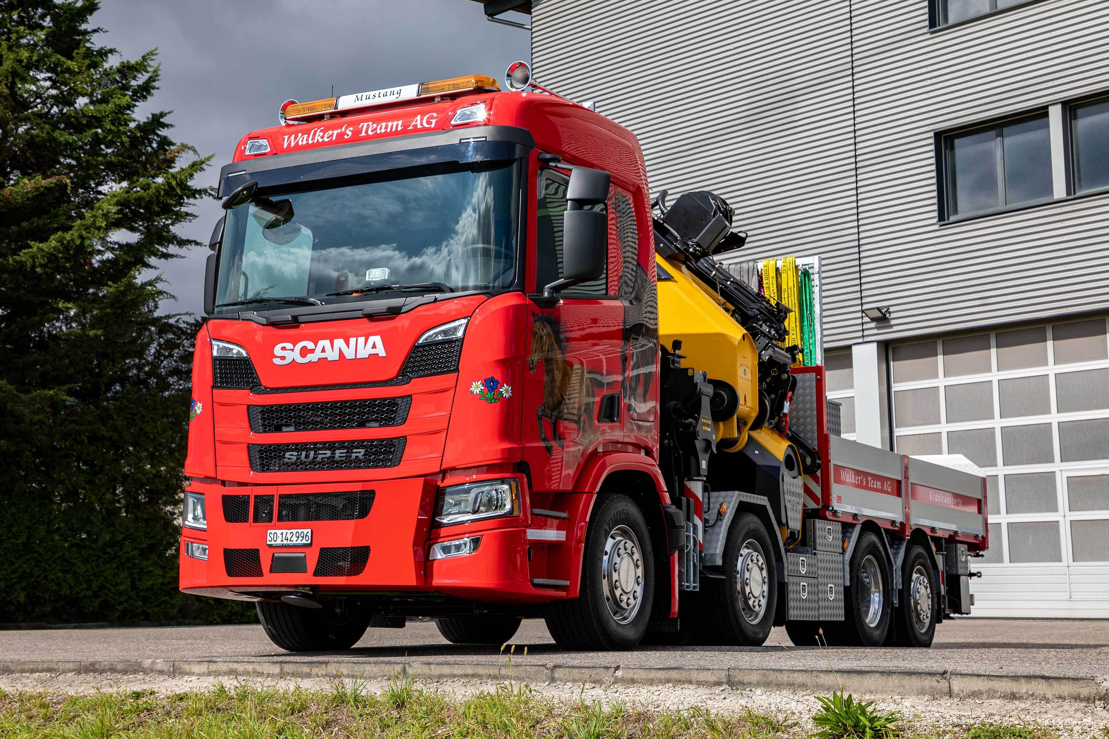 MUSTANG Kranlastwagen - Frontansicht des roten Scania 500 R