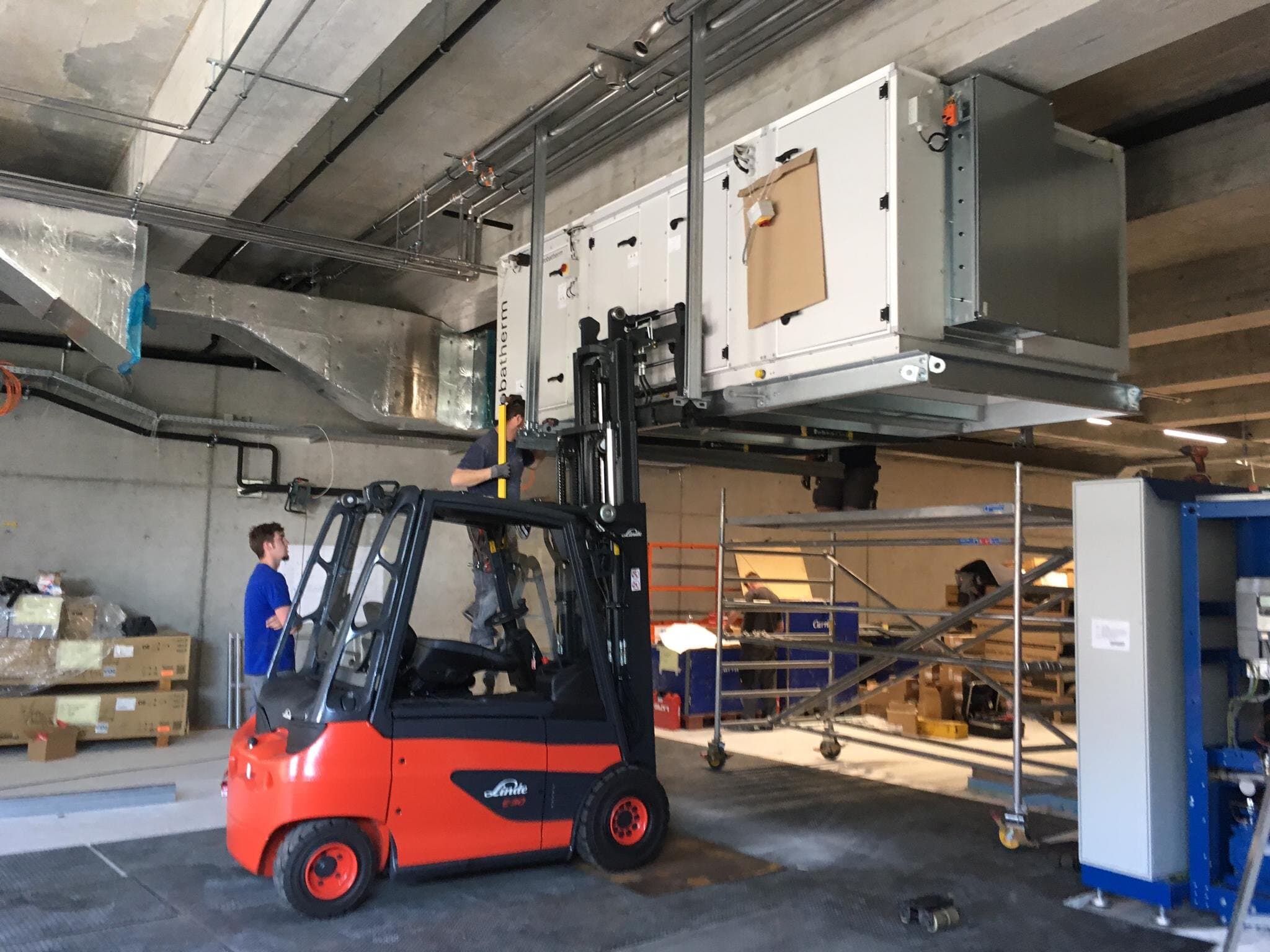 Gabelstapler beim präzisen Handling von Industrieausrüstung
