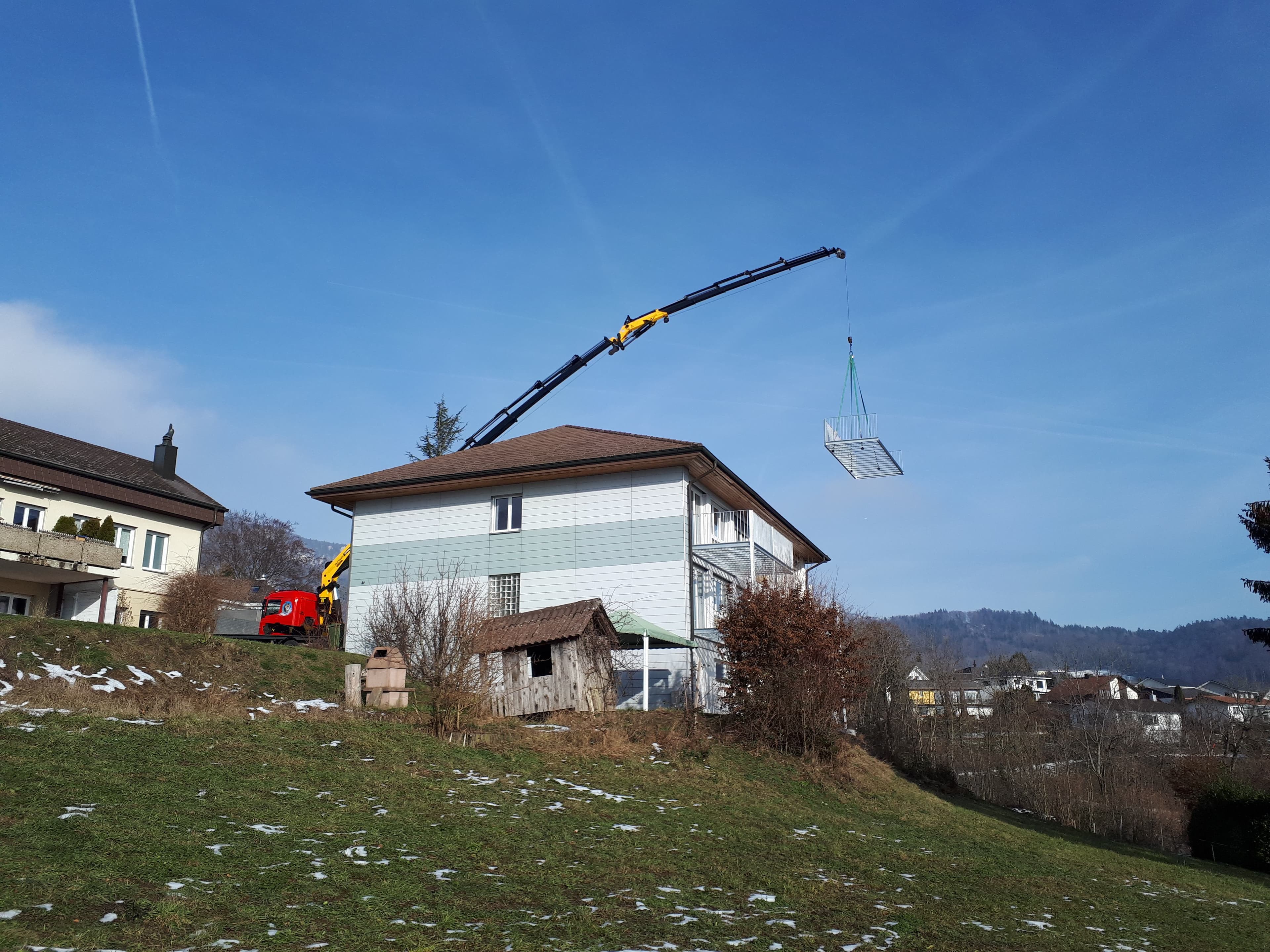 Kranoperation mit Präzisionshebung von Bauteilen