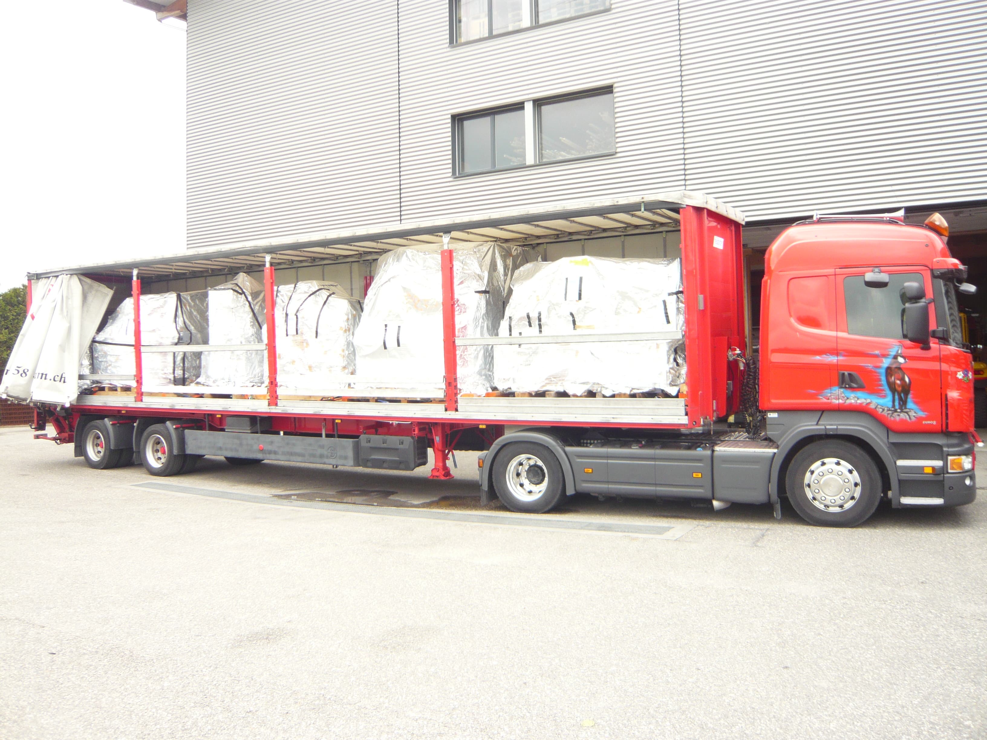 Transport verpackter Industrieausrüstung mit Spezialanhänger