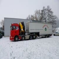 Jumbo semi-trailer with lift