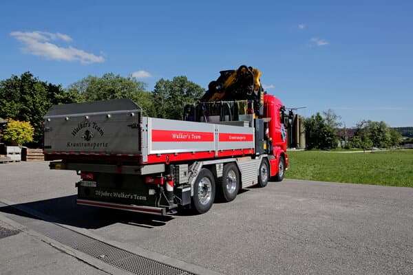 ADLER Kranlastwagen - Seitenansicht des roten Scania R 490