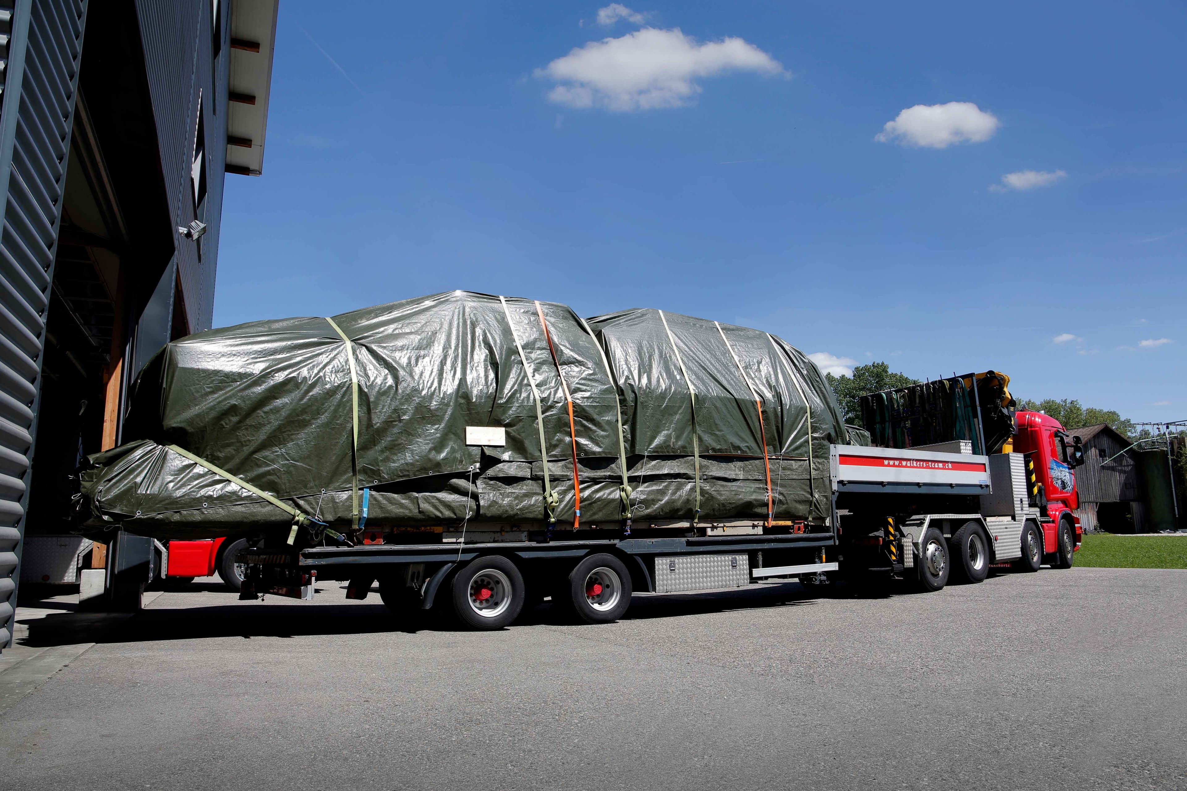 FANKI Sattelanhänger - Schwertransport mit abgedeckter Maschinenladung
