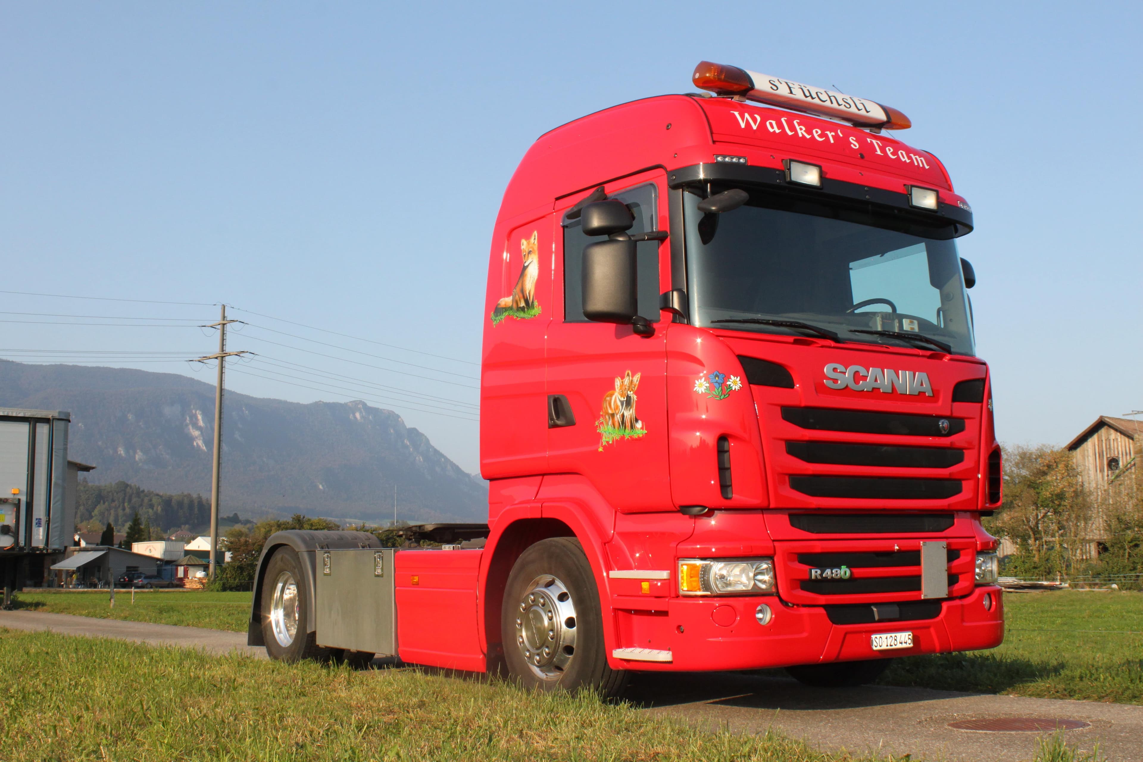 FÜCHSLI Sattelschlepper - Roter Scania Truck mit Fuchs-Design in der Schweizer Landschaft