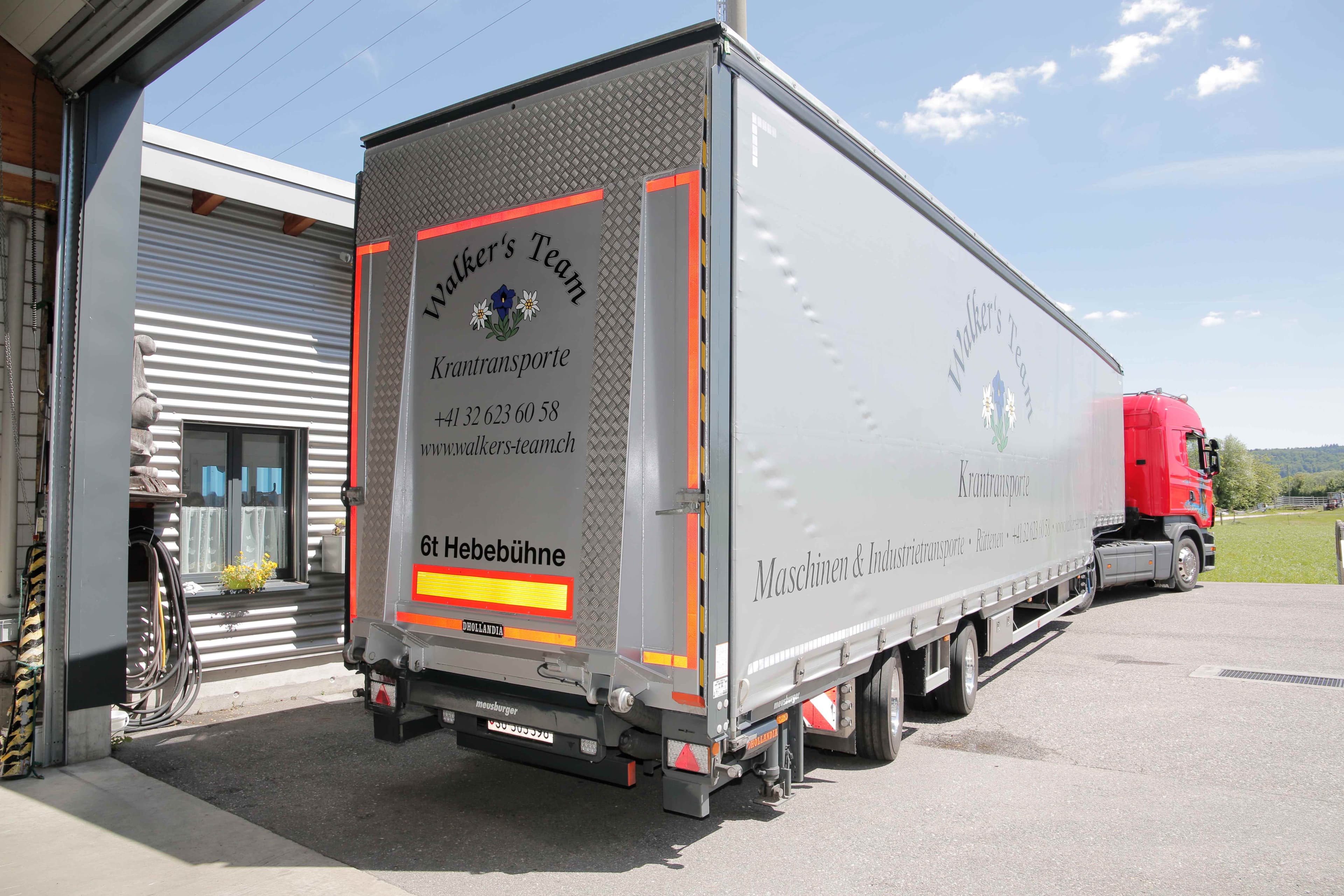 MEUSI Sattelanhänger - Walker's Team Industrietransport mit 6t Hebebühne