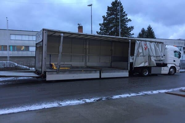 JUMBO Sattelanhänger - Hydraulische Hebebühne in ausgefahrenem Zustand