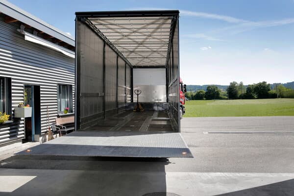 MEUSI Sattelanhänger - Innenansicht des Laderaums mit geöffneten Türen