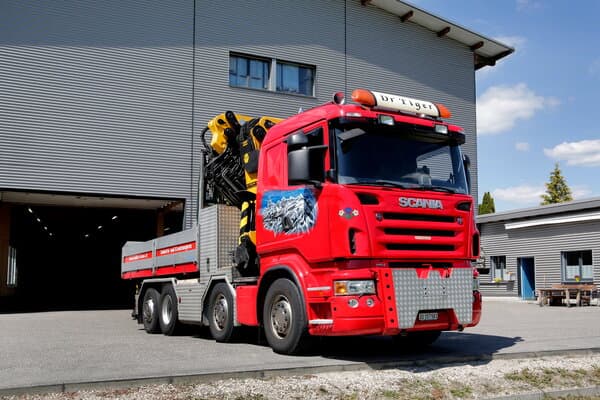 TIGER Kranlastwagen - Seitenansicht des roten Scania R 480