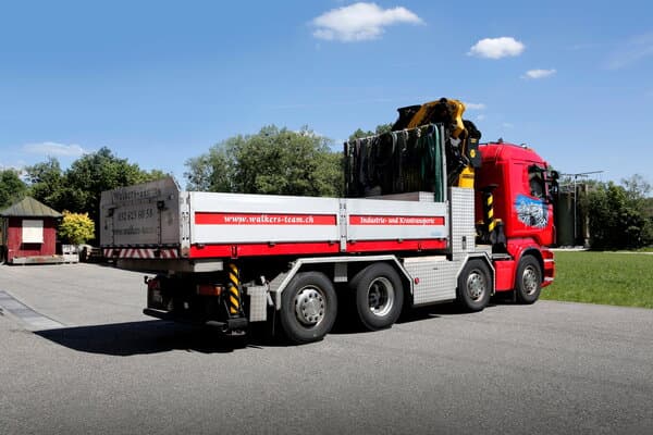 TIGER Kranlastwagen - Rückansicht mit Ladefläche und Ausrüstung