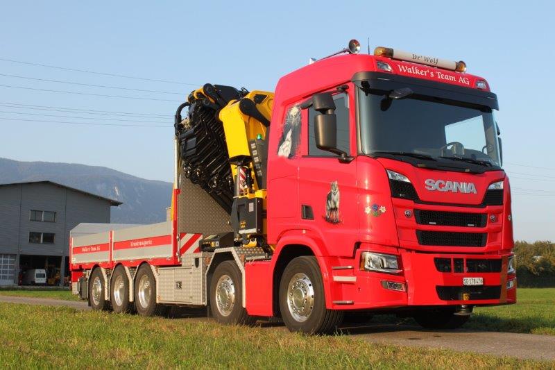 WOLF Kranlastwagen - Seitenansicht des roten Scania R 540