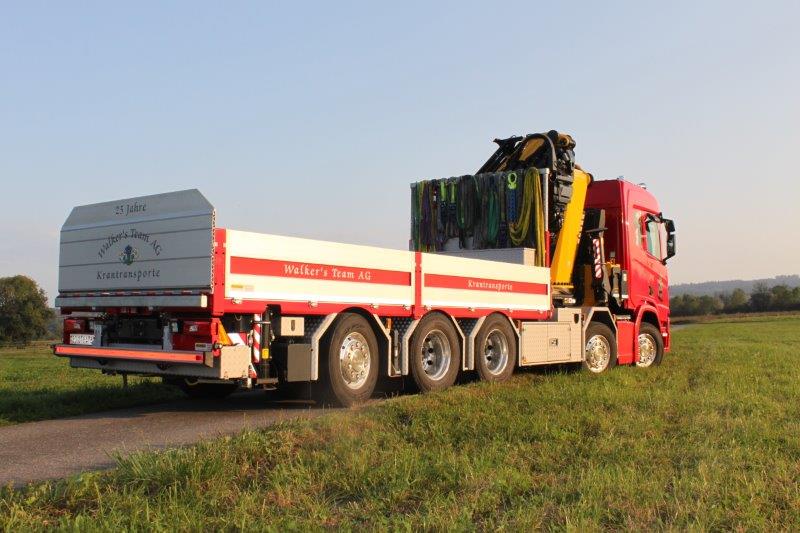 WOLF Kranlastwagen - Rückansicht mit Ladefläche und Ausrüstung